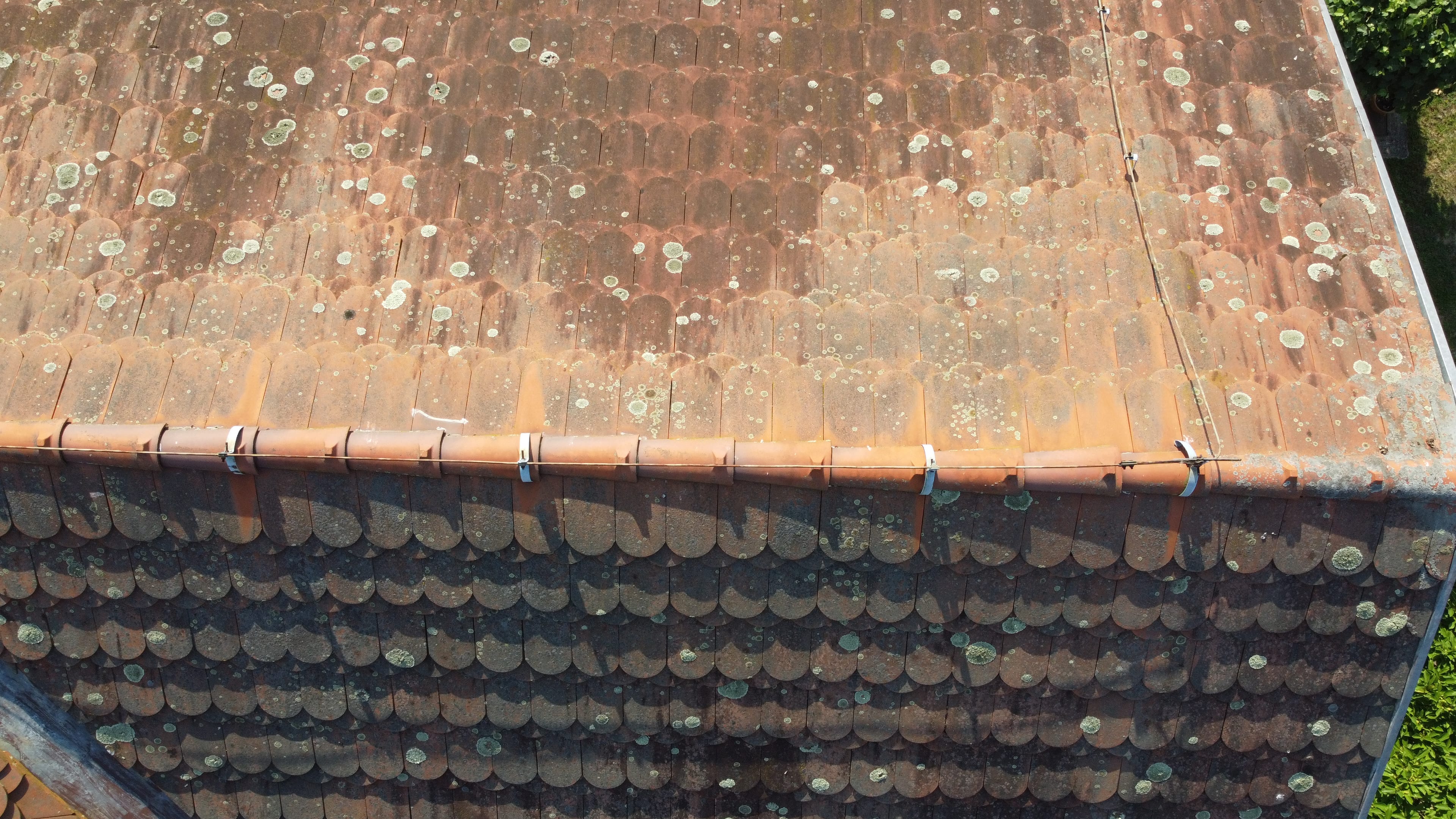 Detail krytiny a hřebene